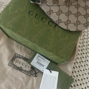 Gucci hat , Tag in included! Only wore once ! Excellent condition
